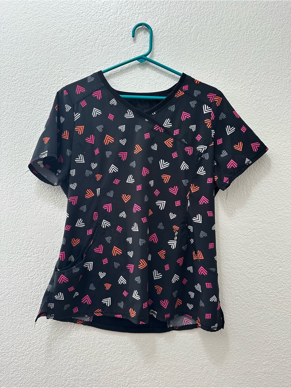 Women’s Black V-Neck Short Sleeve Top with Pink, Orange & White Arrow Print